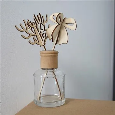 Tukšas difuzora pudeles un niedres