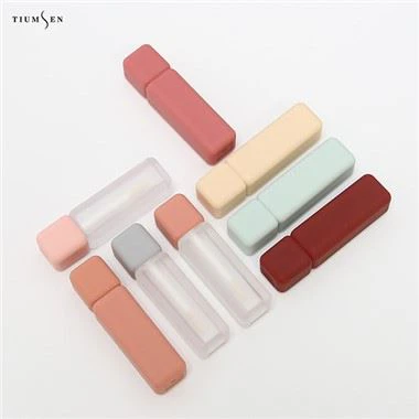 Plastmasas lūpu spīduma tūbiņas